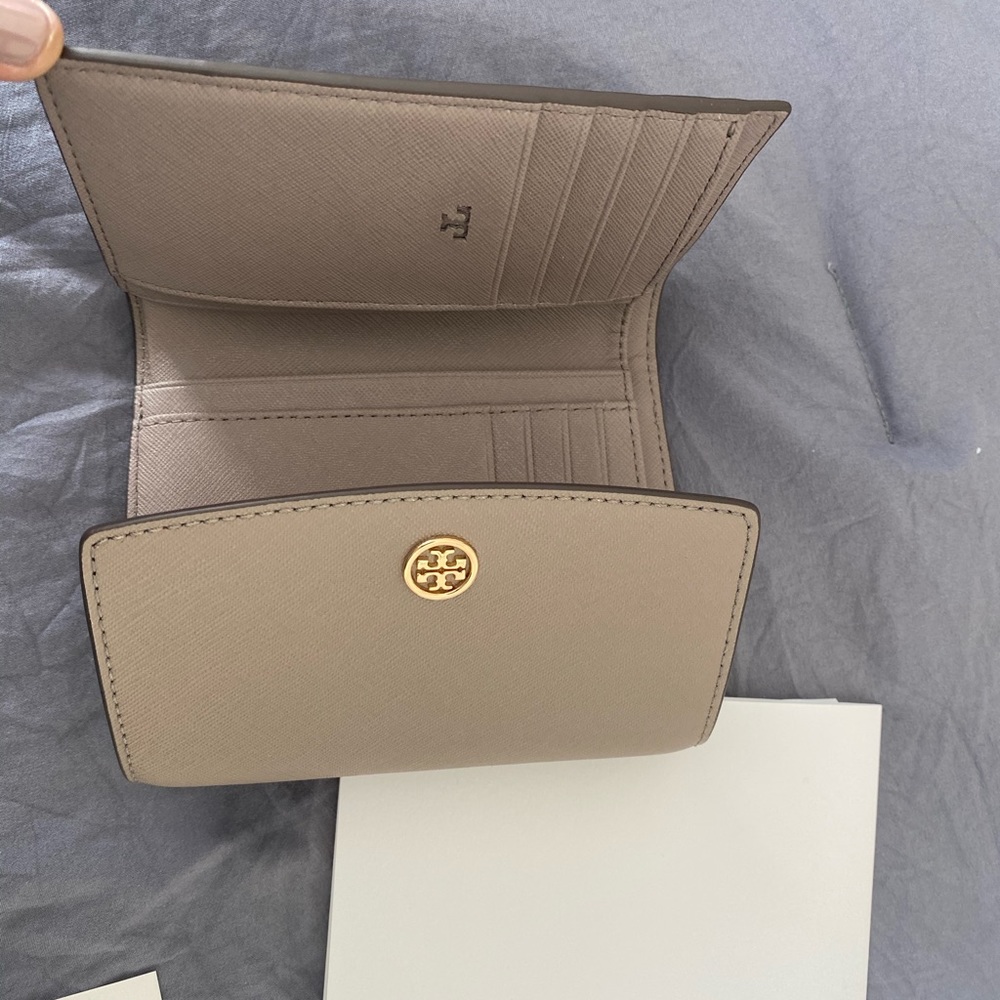 Tory Burch Robinson wallet - Picture 4 of 10